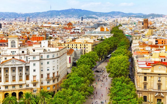 Las ramblas de barcelona son amplias avenidas